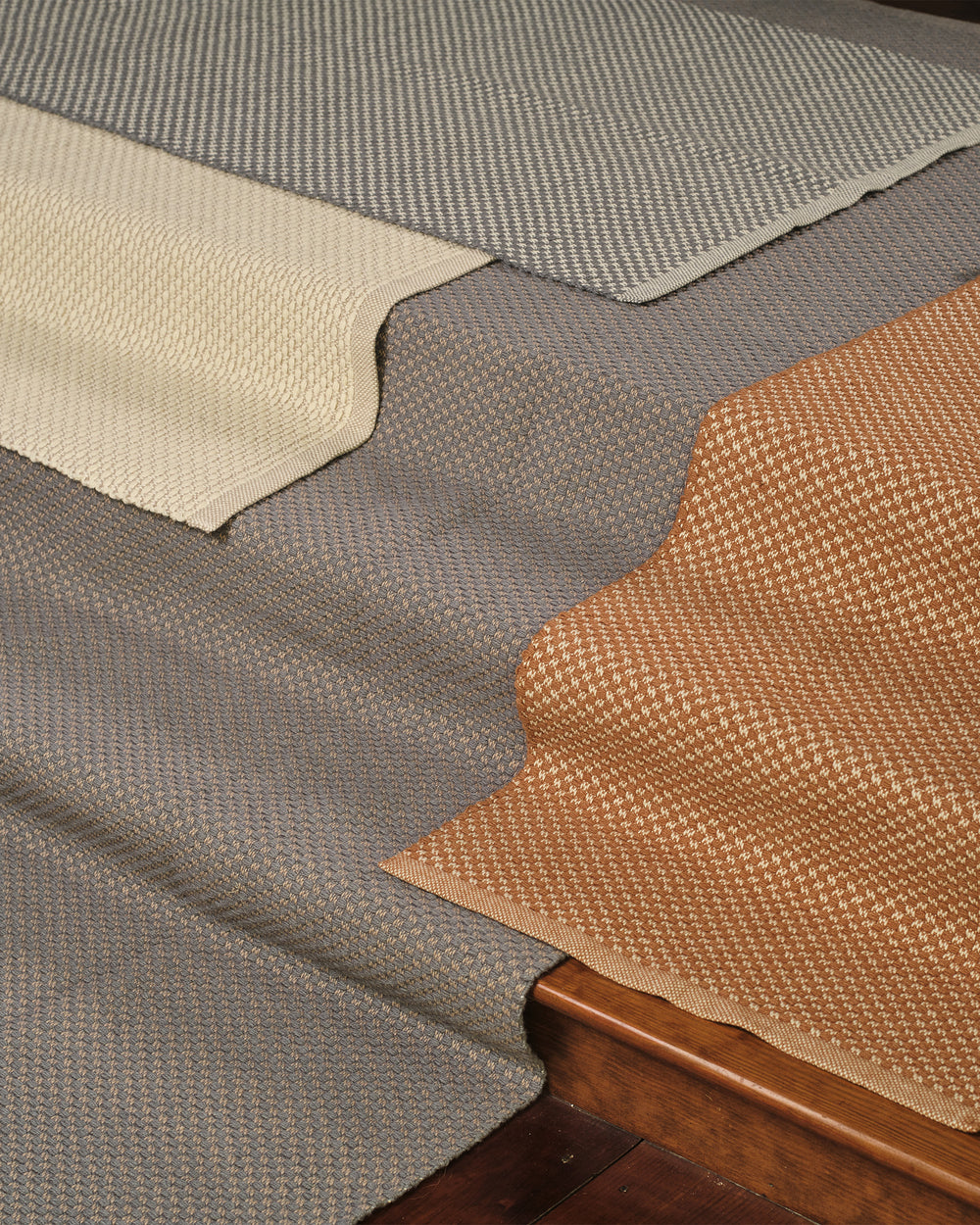 The Pebble Rug - Crudo