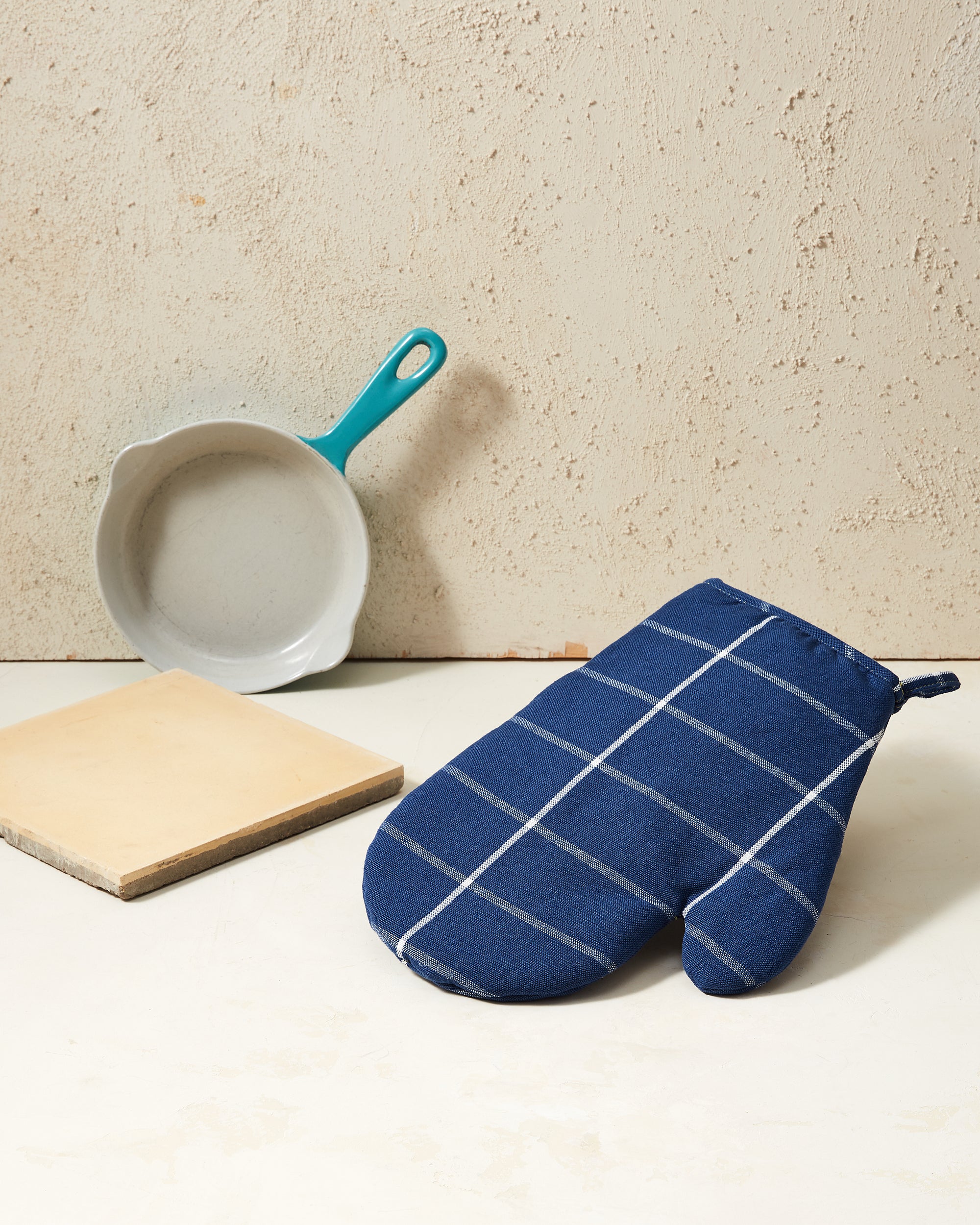 Ethically handwoven ovenmitt with indigo, blue grid pattern MINNA